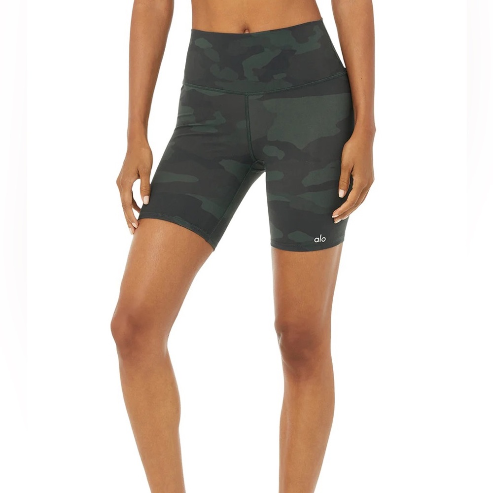 Alo Yoga green camo biker shorts (S)